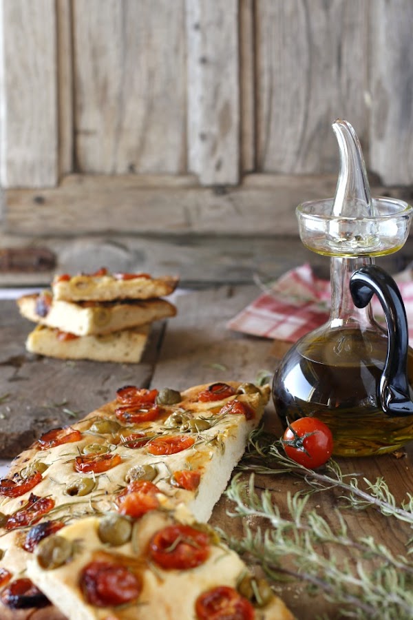 Focaccia de aceitunas, tomate y romero. http://www.maraengredos.com/