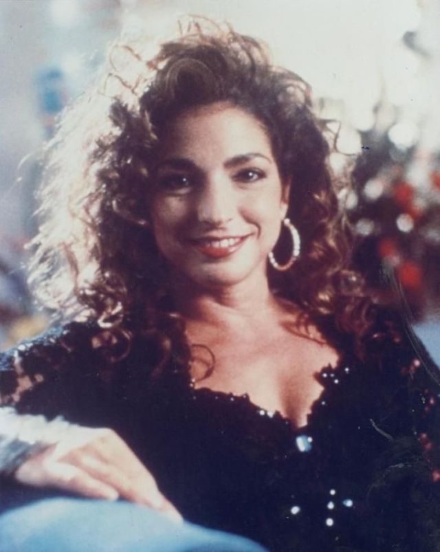 40 Beautiful Photos of Gloria Estefan in the 1980s Vintage Everyday