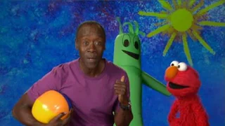 Don Cheadle and Elmo talk about inflate. the word on the Street inflate. celebrity. Sesame Street Episode 4324 Trashgiving Day season 43
