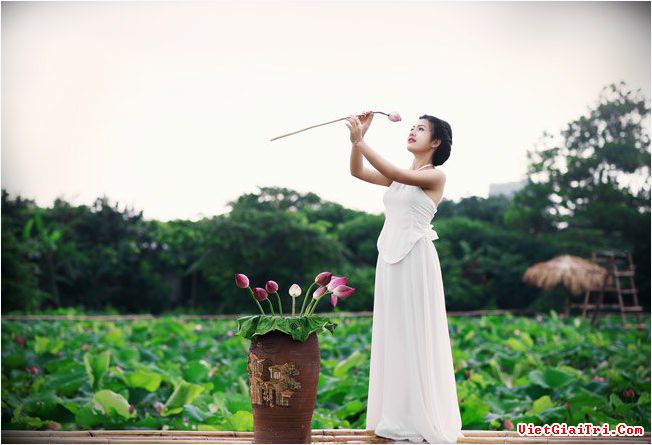 Cô giáo tương lai đẹp gợi cảm với yếm thắm