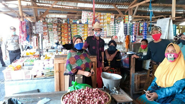 Sosialisasi New Normal, Polres Lotim Berikan Edukasi di Pasar 