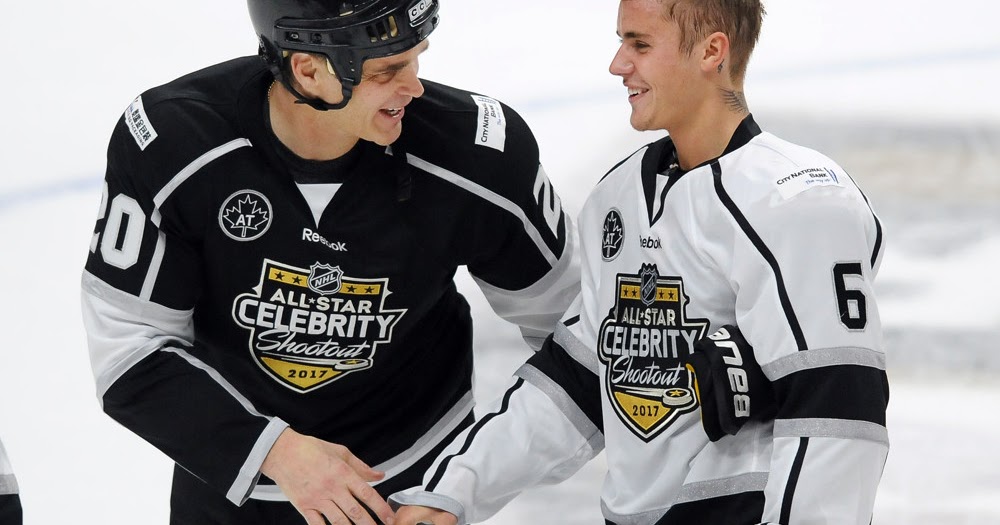 Justin Bieber Was Booed During An LA Hockey Game After Flashing His Leafs  Jersey - Narcity
