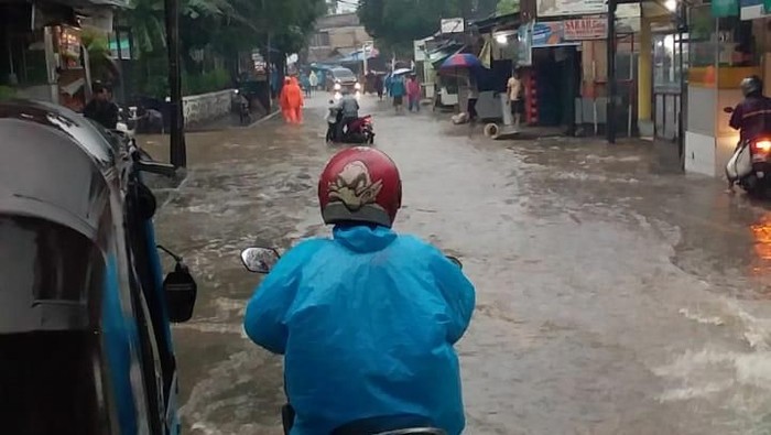 Kemang Utara Terendam Banjir, Lalu Lintas Terganggu. Begini Curhat Warga
