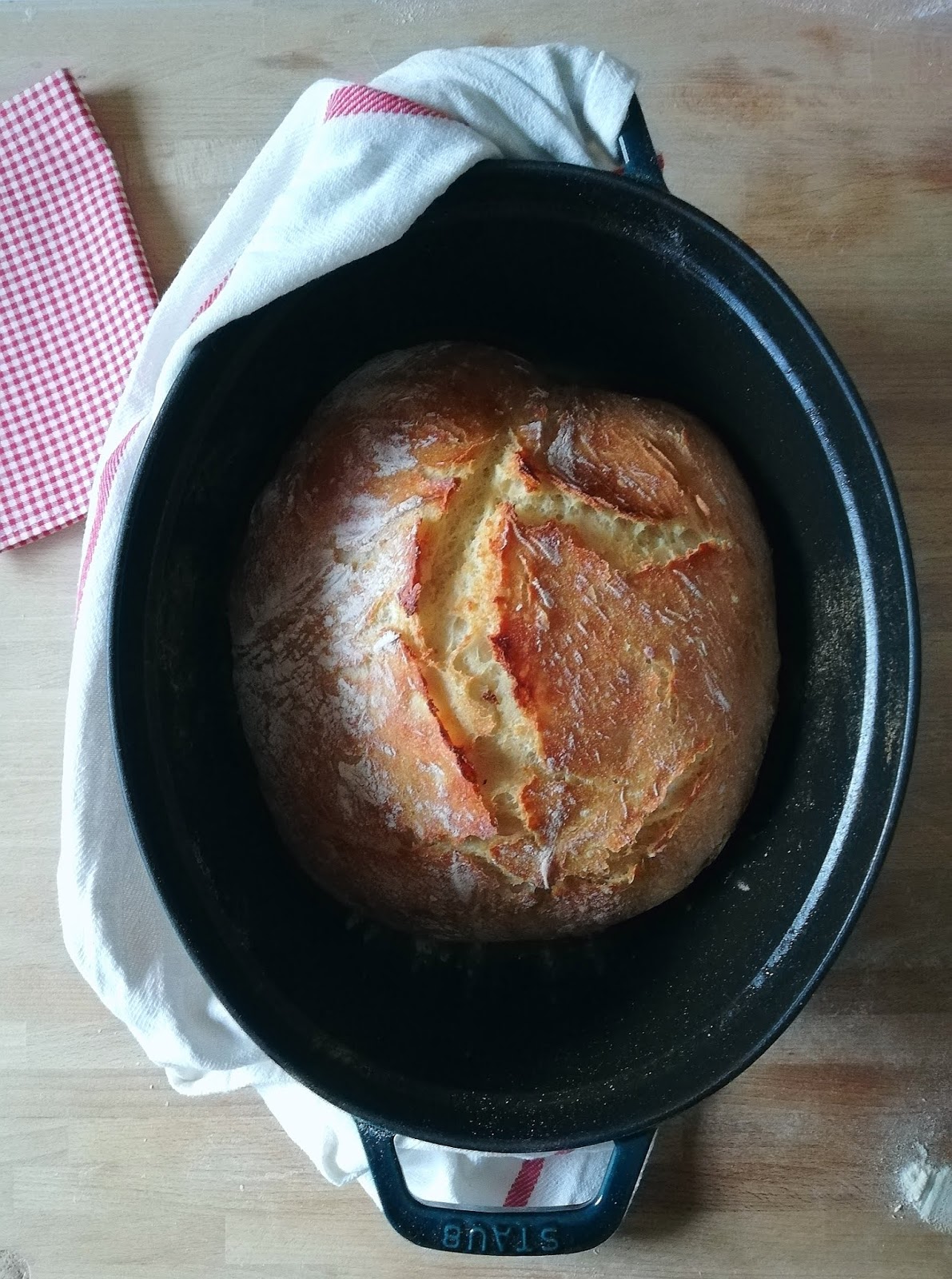 Pane fatto in casa nella pentola di ghisa.