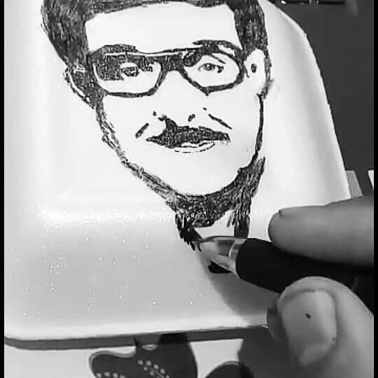 بيشوى رسام منياوى يرسم المشاهير على أطباق من الكراتين (صور)