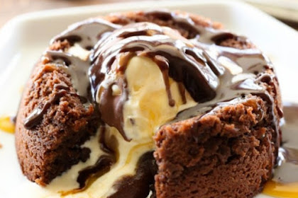 CHOCOLATE MOLTEN LAVA CAKE