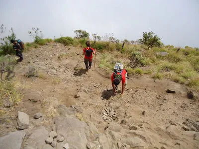 Para pendaki harus lincah menuruni lereng kawah ke danau Segara Anak, kemiringan kawah dari 20 derajat hingga 70 derajat, Gunung Rinjani