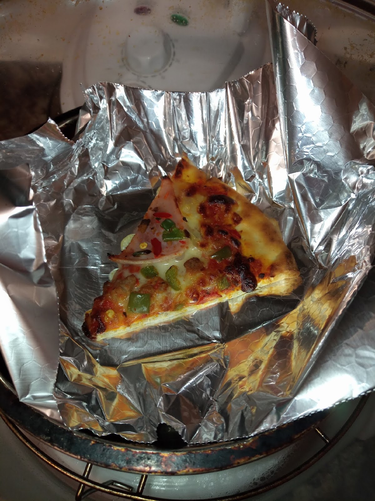 Supersupergirl's Food Reviews [Review] Tesco Stonebaked Spicy Meat Feast Pizza 305G