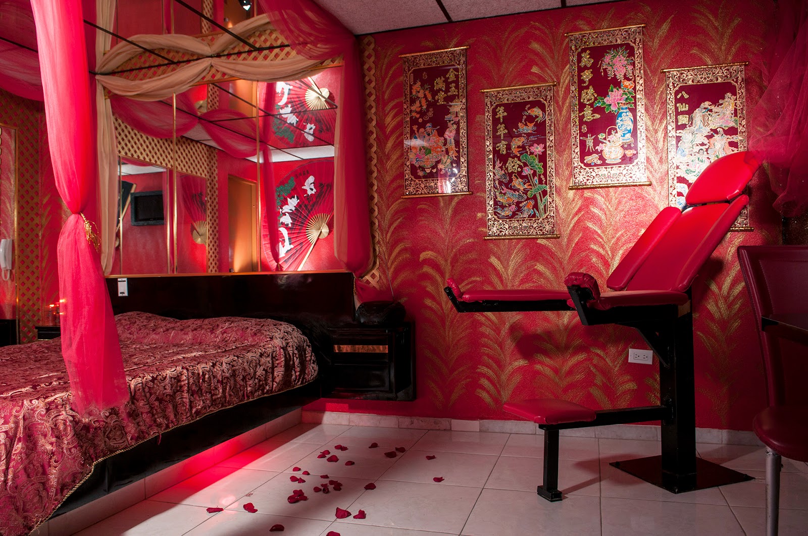 Бордель кровати. Спальня в эротическом стиле. Спальня в Красном стиле. Красная комната. Спальня для утех.