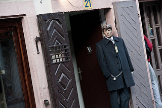 Maniquí en la puerta de una tienda