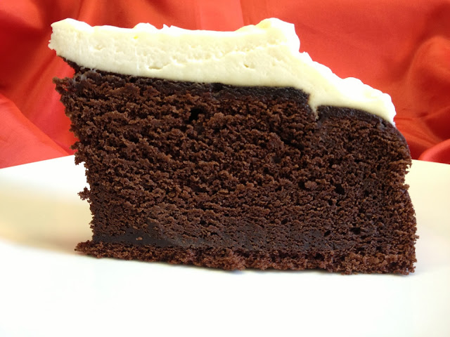 torta al cioccolato e birra rossa artigianale con copertura di crema cheese cake
