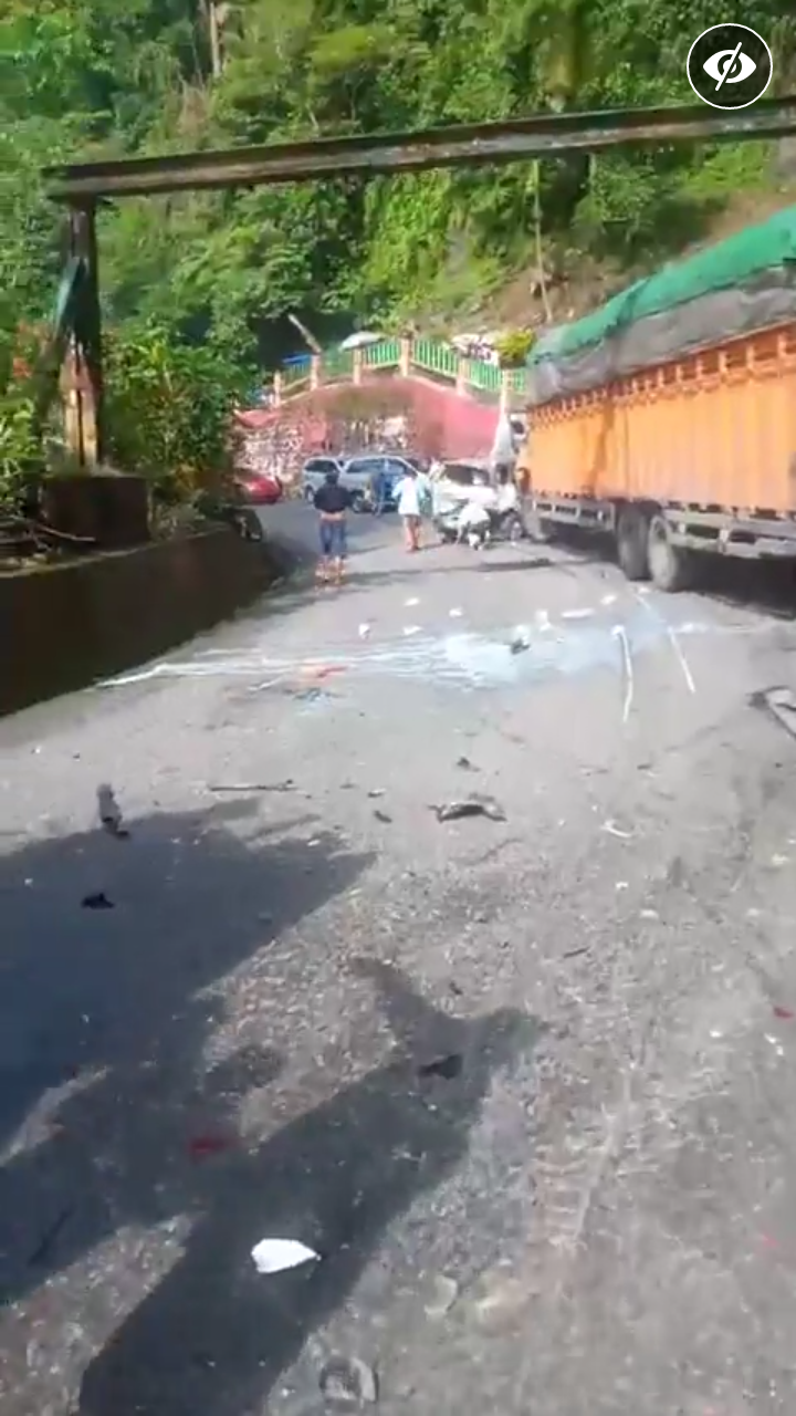 Kecelakan Beruntun Terjadi DI Lembah Anai Tanah Datar Sumatera Barat, Sejumlah Kendaran Hancur DI Seret Truck