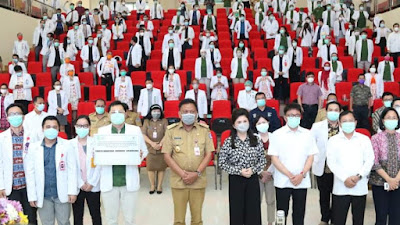 Gubernur Olly Dampingi Menkes Terawan Serahkan Insentif ke Dokter Residen