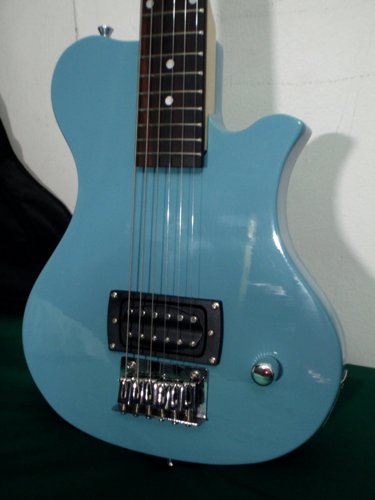 Khalid's Guitar Aid: First Act ME263