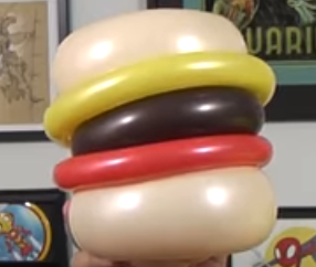 Hamburger aus Luftballons modelliert.