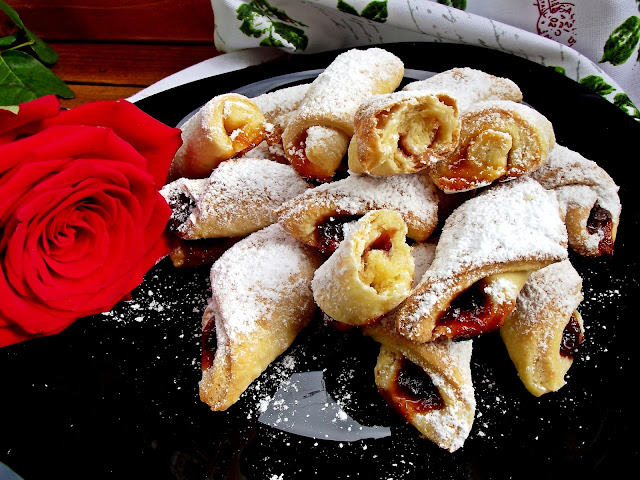 Cornuleţe fragede ,cu gem de vişine şi caise