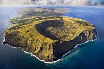 Rano Kau Easter Island, photo: www.isladepascua.travel Rano Kau volcano, Easter Island, Chile