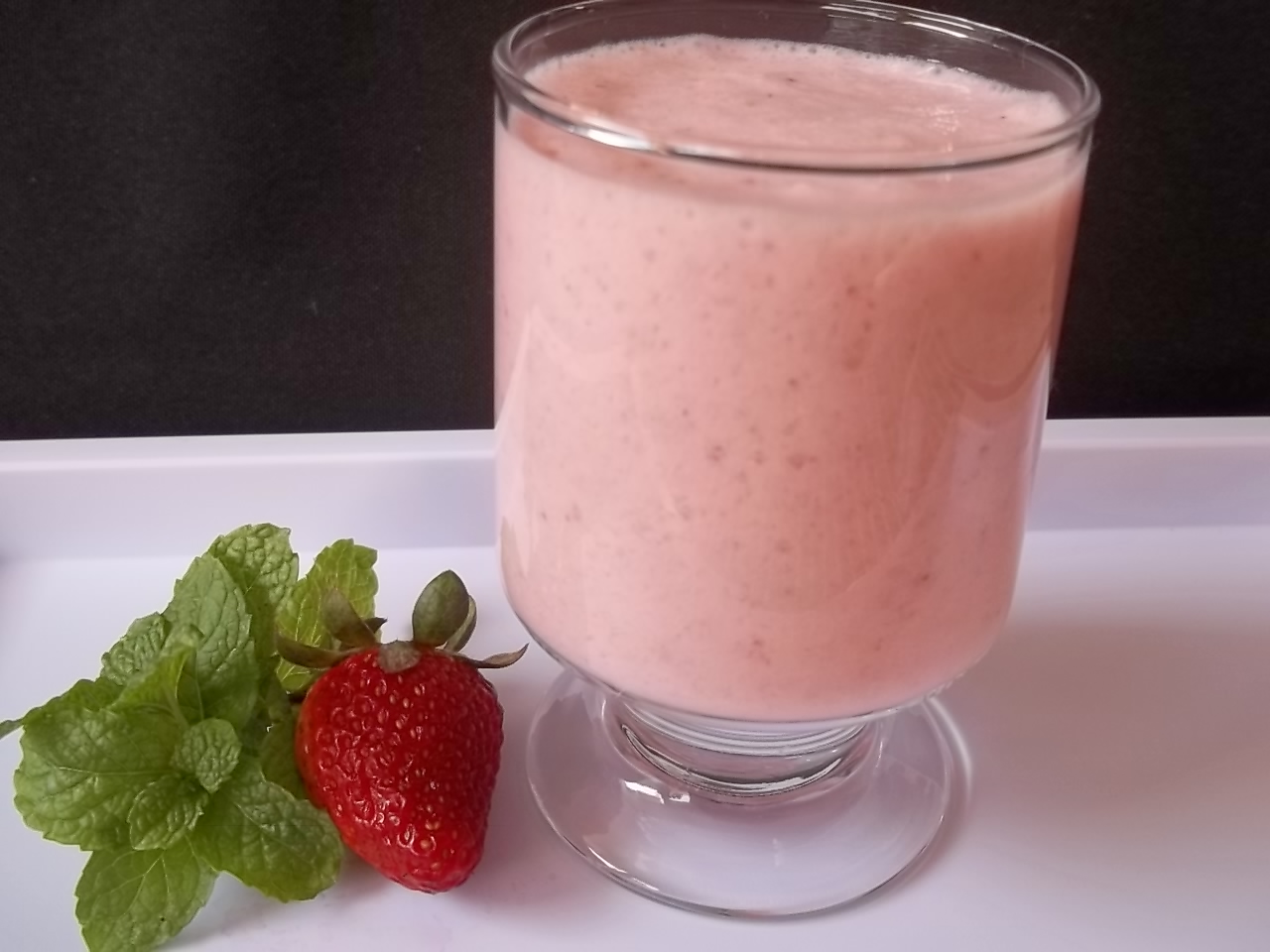 Cantinho Passatempo: Suco cremoso de morango e leite de coco
