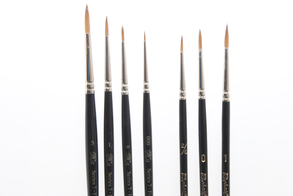 Bought a new RAPHAEL 8404 size 1 brush (left) but it seems to be