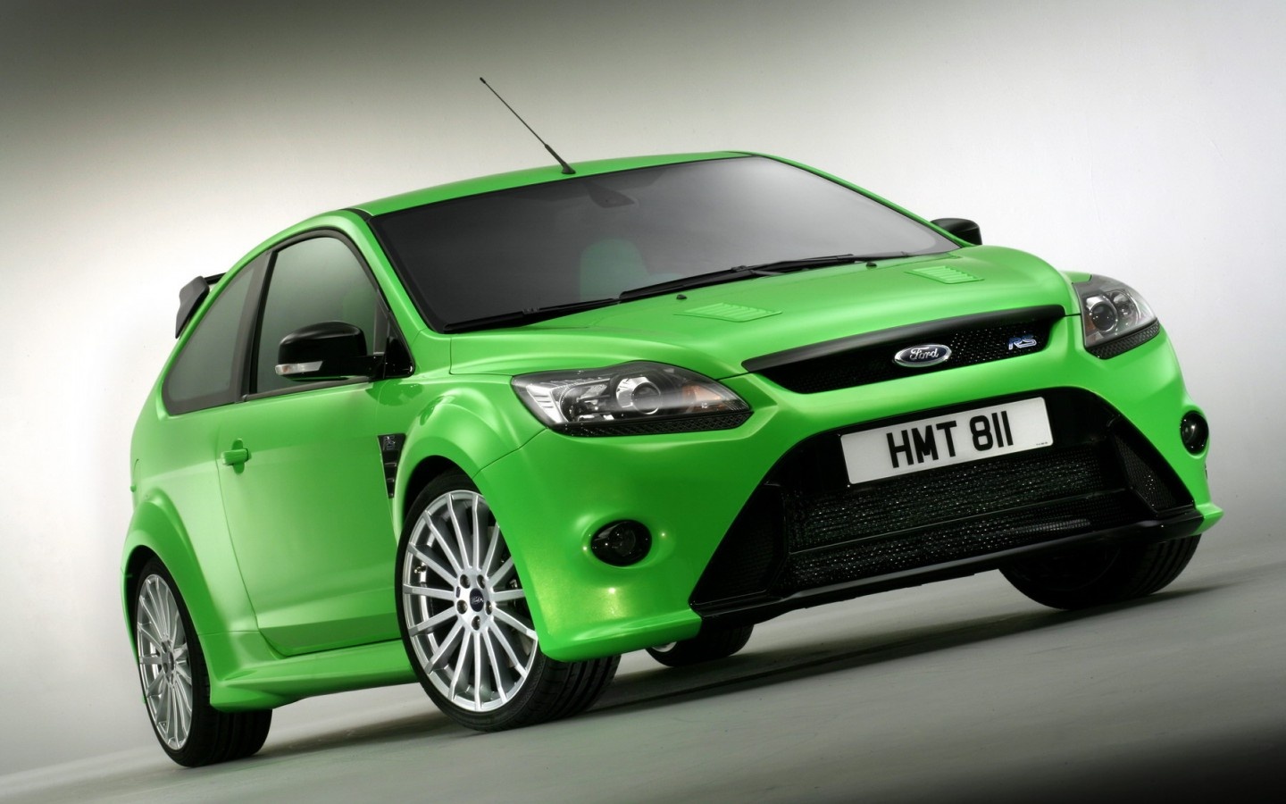 http://1.bp.blogspot.com/-_pUXjTHt_kQ/TaQ9psEDkSI/AAAAAAAAAxQ/TjGhCr3X6O8/s1600/sfondi_wallpaper_ford_focus_rs_wide-1440x900.jpg