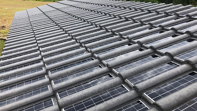 Telhado construído com telhas fotovoltaicas