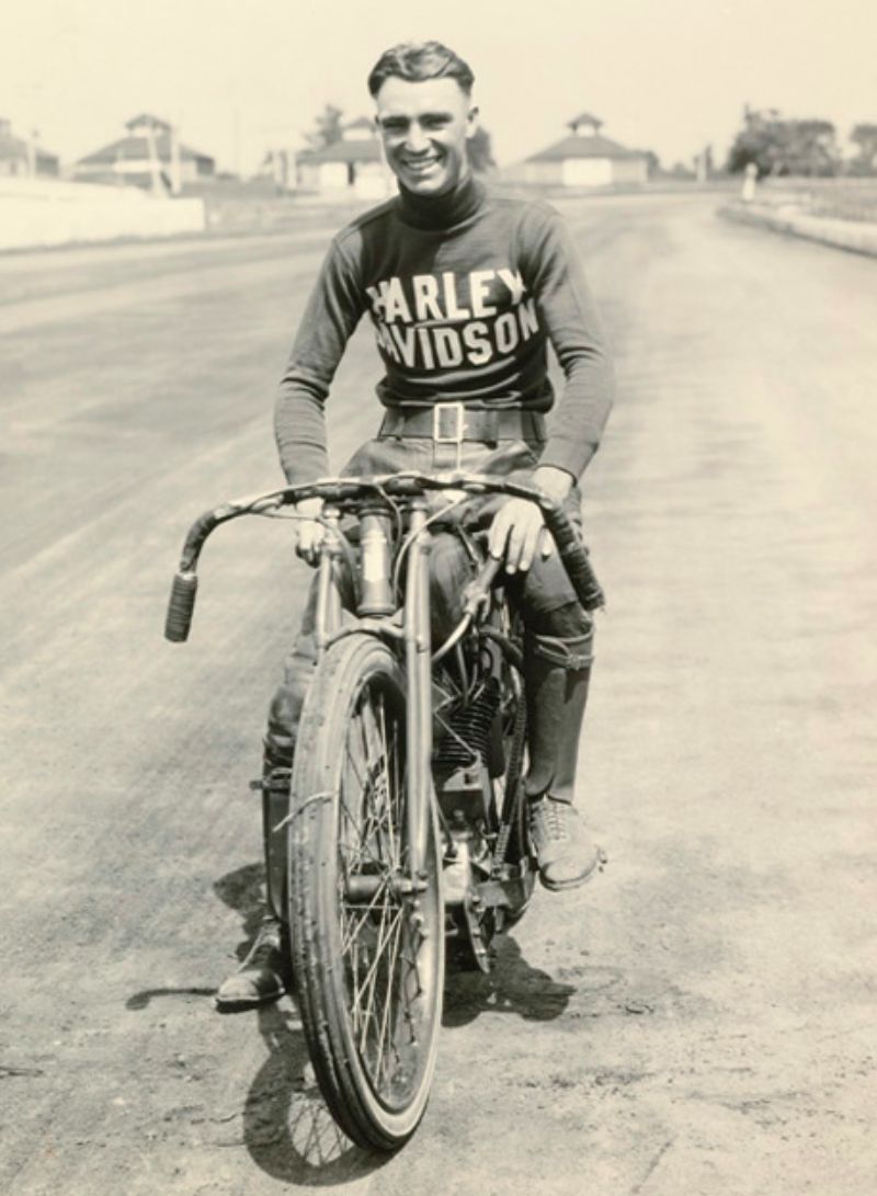 15 Vintage Photos Of Motorcycle Riders Posing In Their