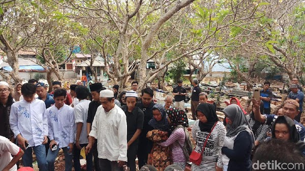 Tangis Pecah di Pemakaman Akbar Alamsyah Korban Demo Ricuh di DPR