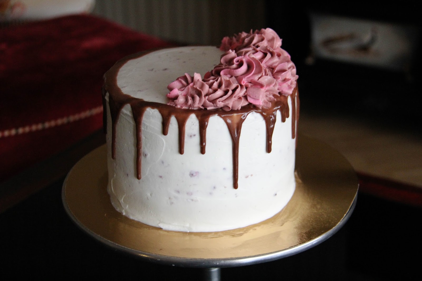 Выравнивание и украшение торта кремом чиз. Крем-чиз для торта торта. Шоколадный торт с кремом чиз. Украшение торта кремом чиз. Торт крем чиз с шоколадными подтеками.
