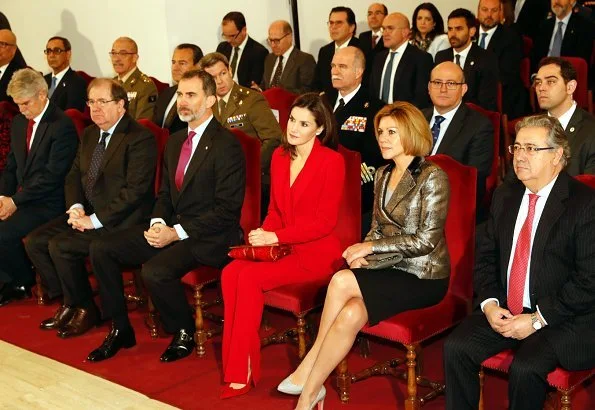 Queen Letizia wore Roberto Torretta red suit from Fall Winter 2017 2018 collection. She wore Magrit pumps and Carolina Herrera print clutch bag