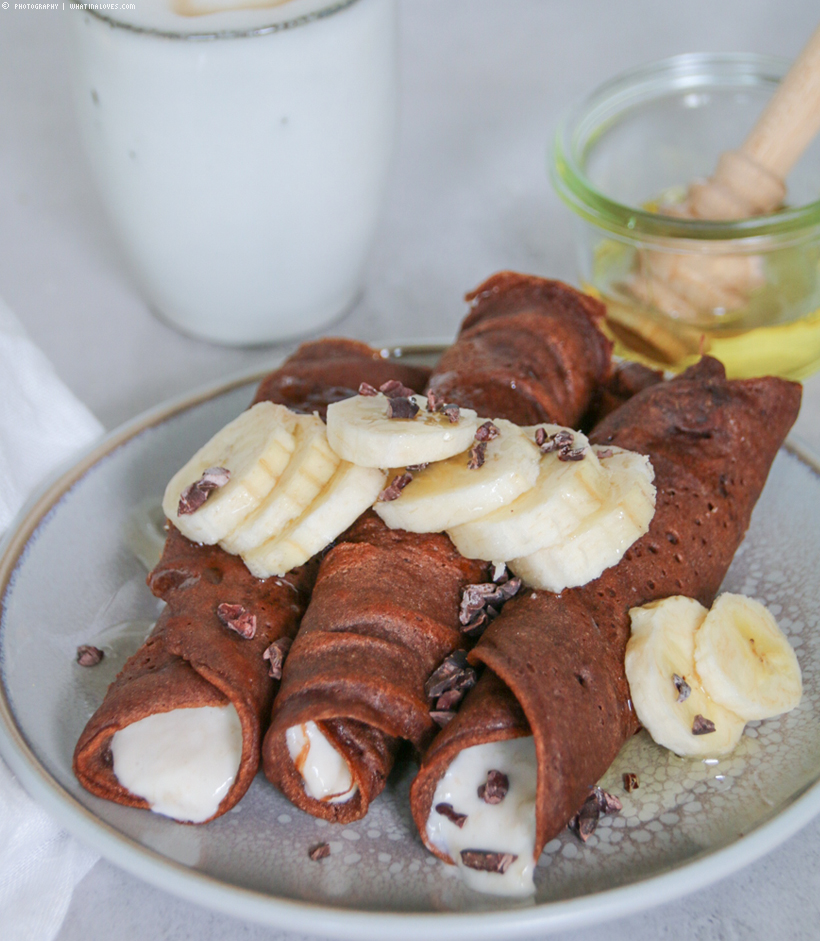 Crepe-Rolls mit Banane und Kakaonibs