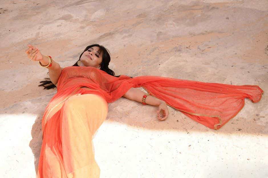 anushka-Shetty-images-in-orange-saree-2021