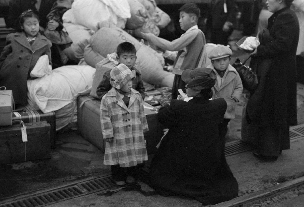 Japanese Relocation During WWII: 30 Heartbreaking Photos of Japanese ...