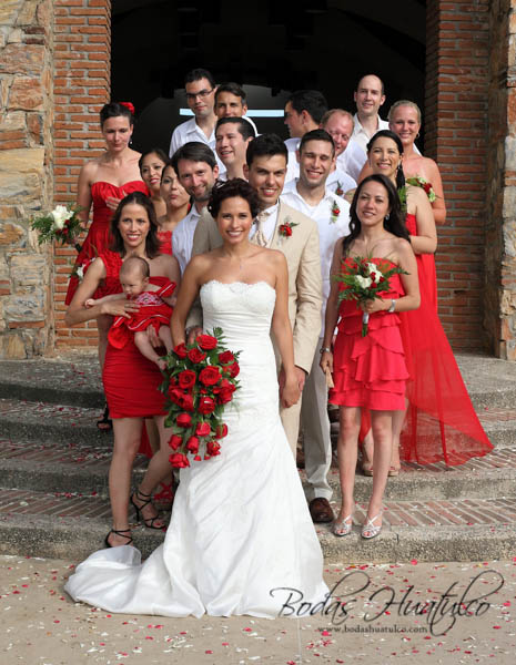 Boda en playa, Ramos de novia en color rojo, Bodas Huatulco, Beach Wedding.