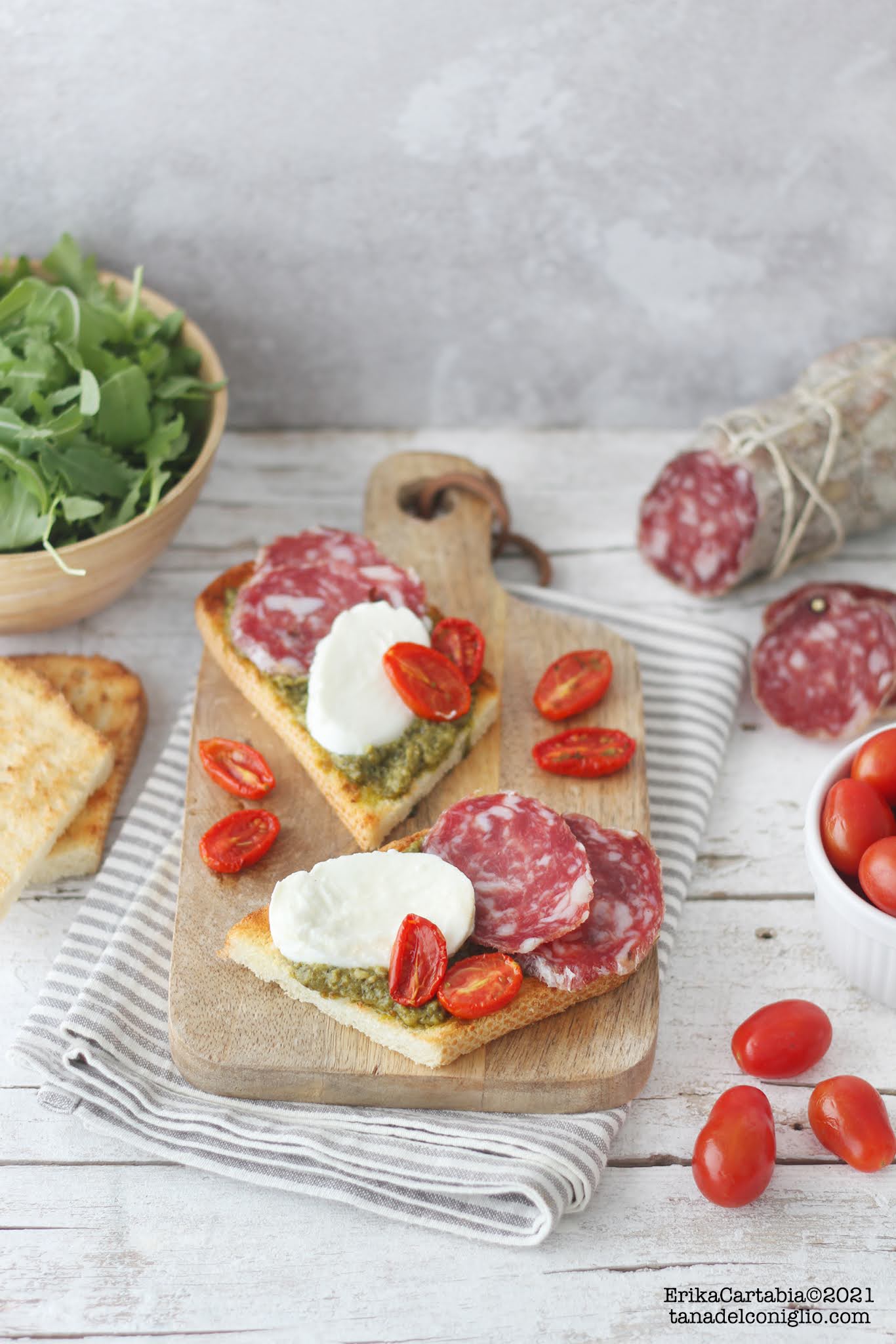 Bruschetta al pesto di rucola con mozzarella di bufala, pomodorini