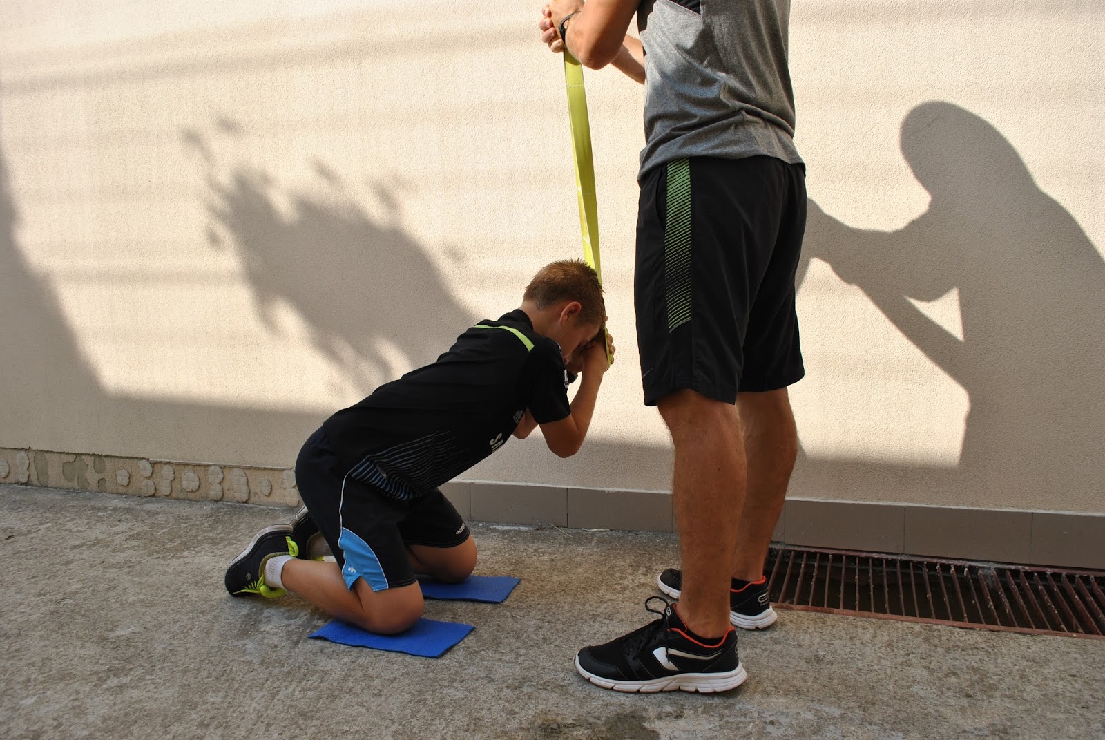 Покажи тренировки скорости. Выносливость юных футболистов. Скоростные упражнения у юных футболистов. Эксперимент выносливости у футболистов 12-13 лет. Мальчишки проверяют на выносливость  опасная игра.