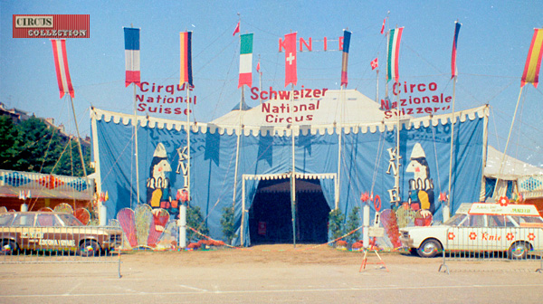 Chapiteau en coton et façade en toile synthétique avec les clowns logo du Cirque Knie