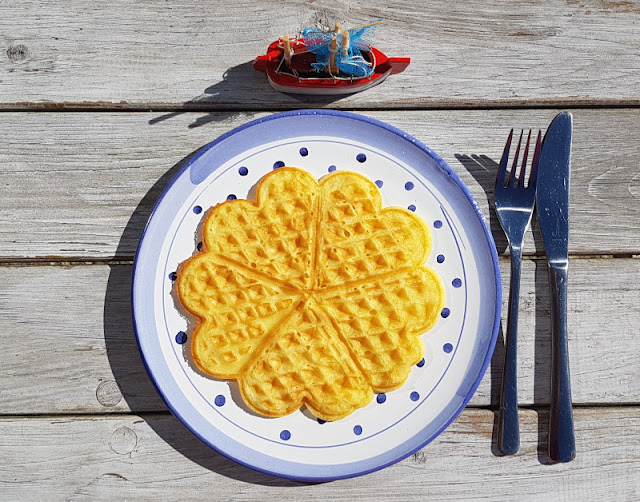 Schnelles Waffel-Rezept mit wenig Zucker. Ein leckeres Rezept für Waffeln, das blitzschnell gemacht ist und allen Kindern schmeckt. Zudem nicht zu süß ist, da es nur eine geringe Menge an Zucker enthält! Alle Zutaten und die Zubereitung verrate ich Euch auf Küstenkidsunterwegs.