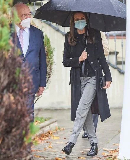 Queen Letizia wore a navy trench coat from Burberry, and Prince of wales pants from Mango, and halloween flat lace-up ankle boots from Uterque