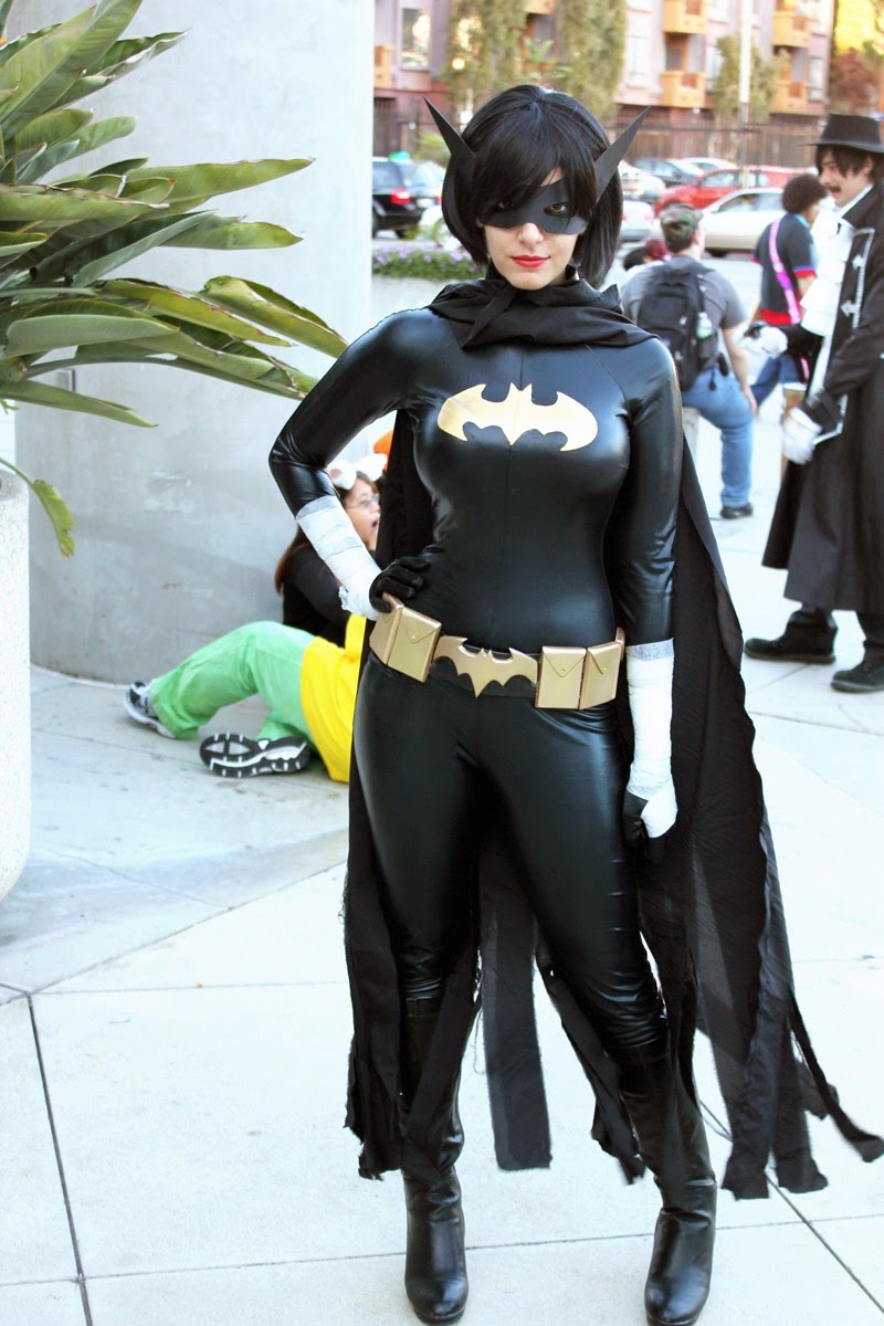 Classic Looking Black and Yellow Bat Girl Cosplays - Creative Cosplay ...