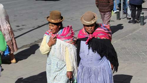 Revista boliviana destaca la estética y el emprendimiento de las “cholitas” 