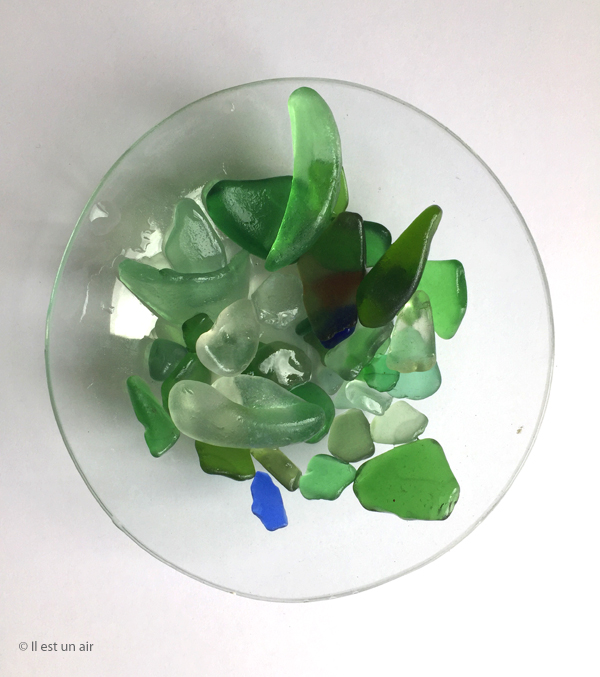 Trésors trouvés sur la plage, bouts de verre poli Trésors trouvés sur la plage, bouts de verre poli