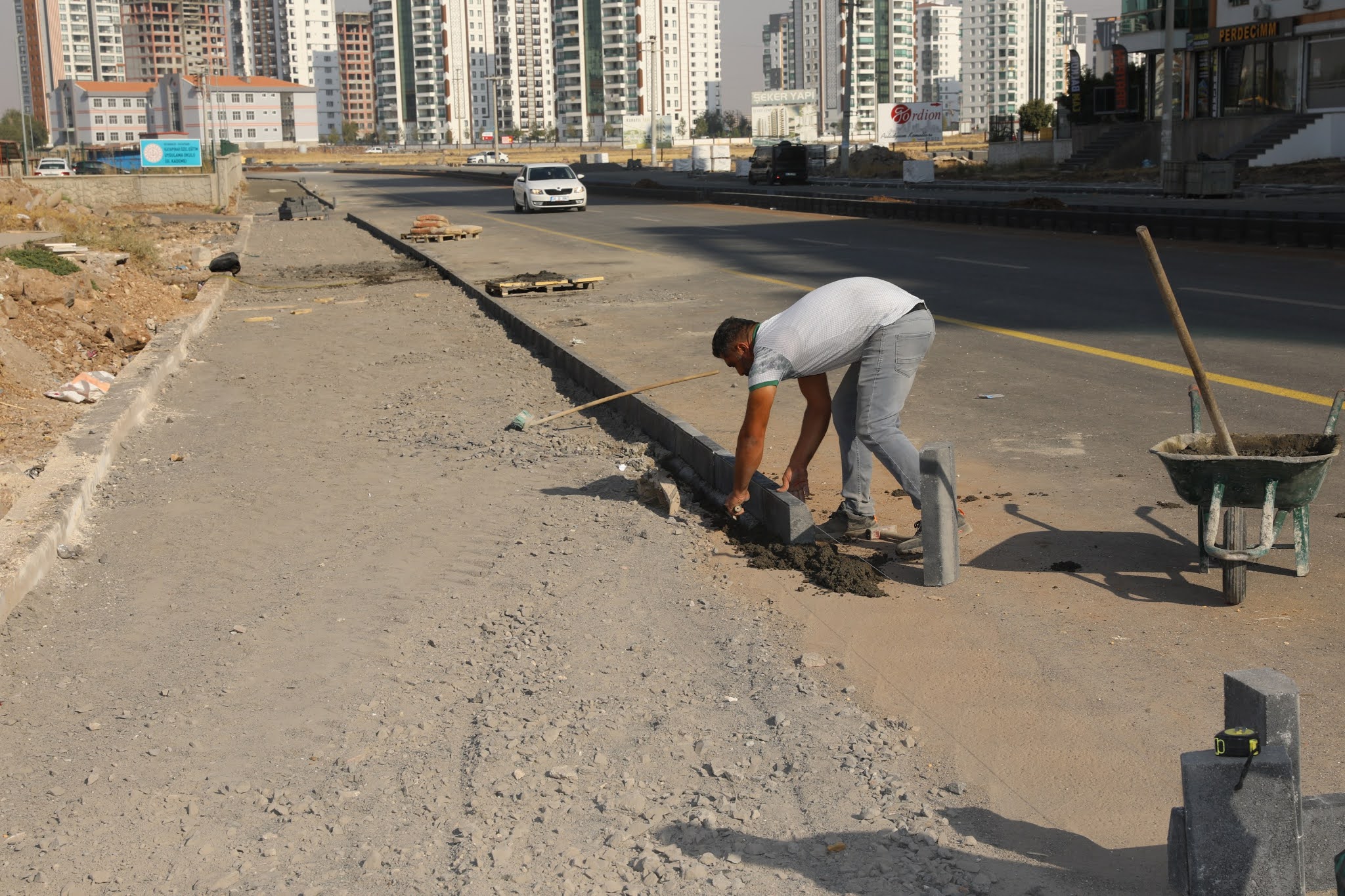 Mastfroş Caddesinde çalışmalar devam ediyor