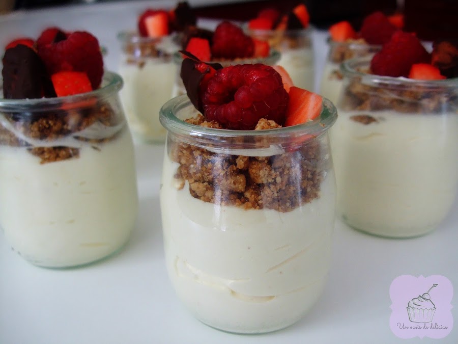 Mousse de chocolate blanco y crumble de almendras