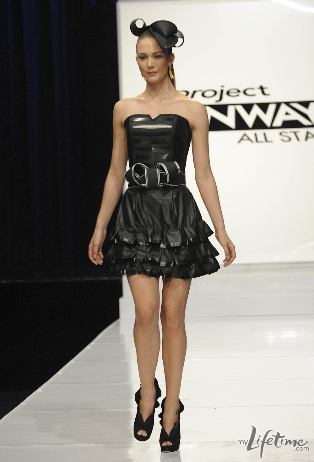 дизайнер одежды. платье из мусора. где делают платья. платье из газет. платье из пакетов для мусора.