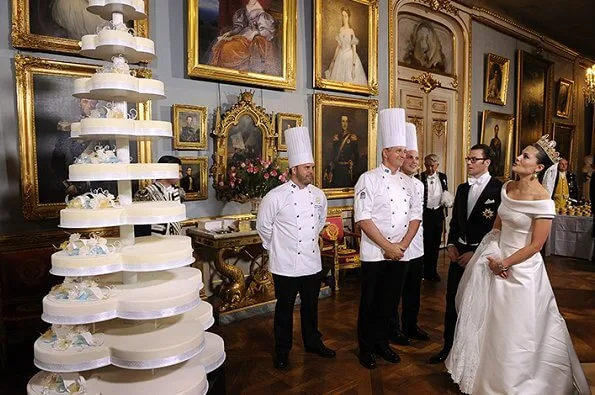 Wedding dress of Crown Princess Victoria was designed by Pär Engsheden. The cameo tiara is made of gold, pearls and cameos