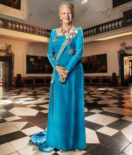 Queen Margrethe is in formal wear with the Pearl Poiré Tiara. The Queen also wears a pair of earrings, necklace and a brooch