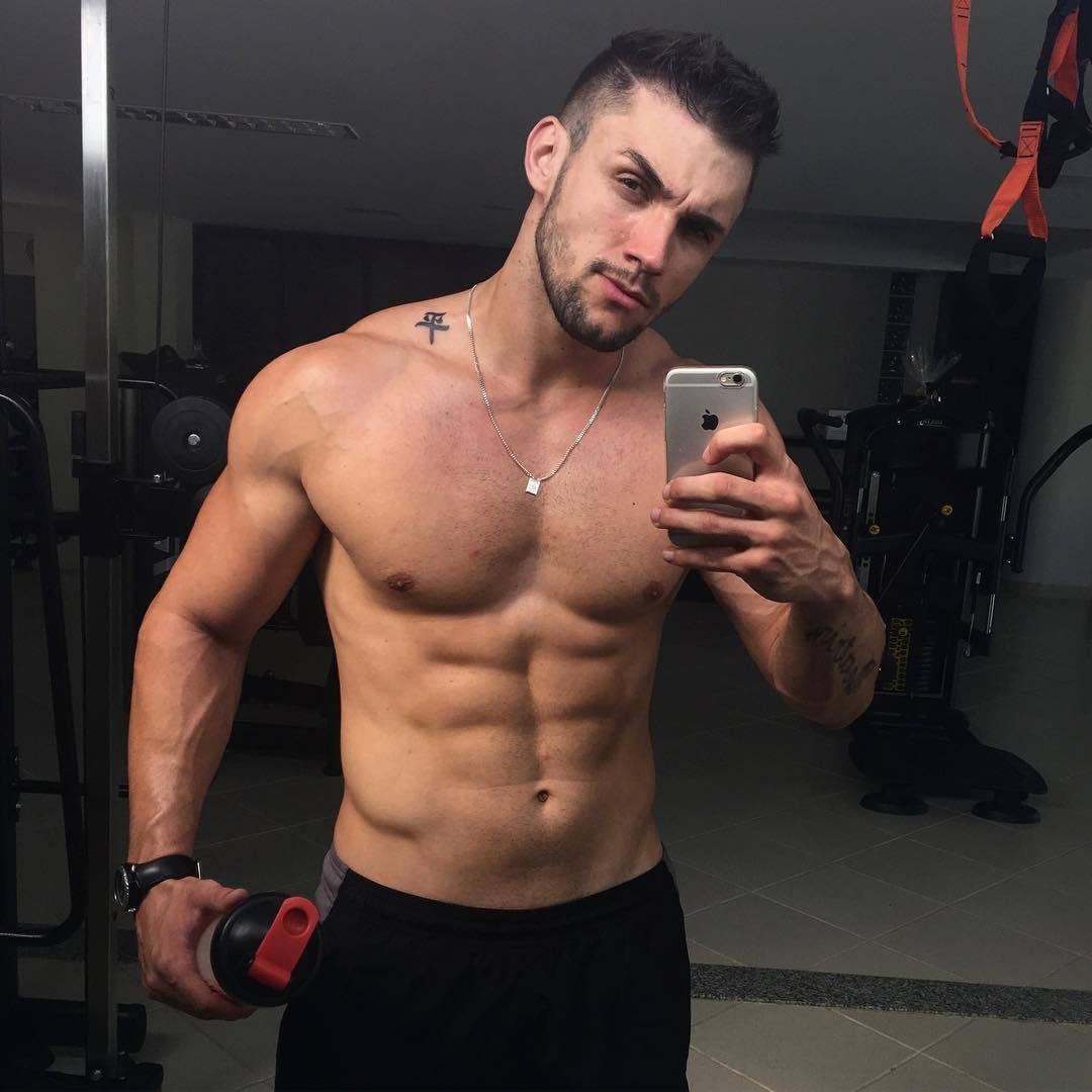 sexy-fit-latino-gym-guy-shirtless-selfie