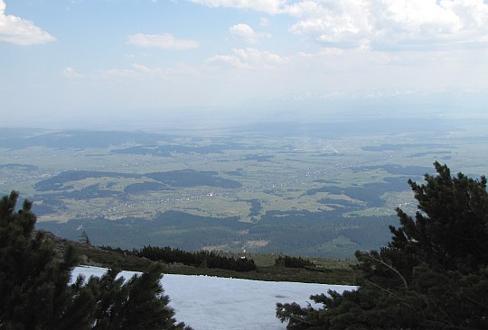 Polska Orawa. W dali widać ośnieżone Tatry