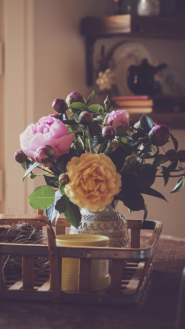 Flowers on the table Vintage wallpaper Flowers on the table Vintage wallpaper