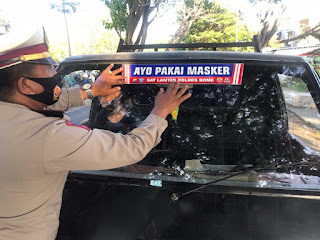 Unit Turjawali Satlantas Polres Bone Pasang Stiker Imbuan Hingga Berbagi Masker